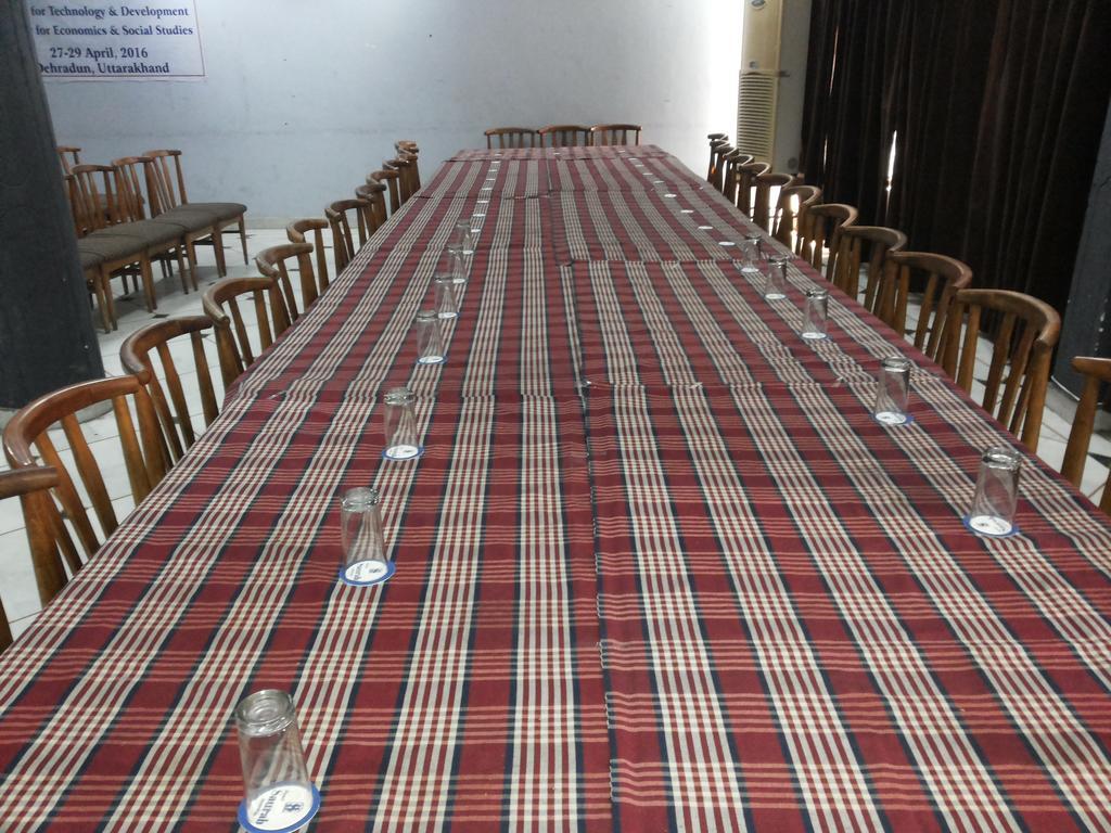 Hotel Saurab Dehradun Buitenkant foto
