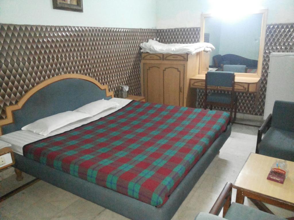 Hotel Saurab Dehradun Buitenkant foto