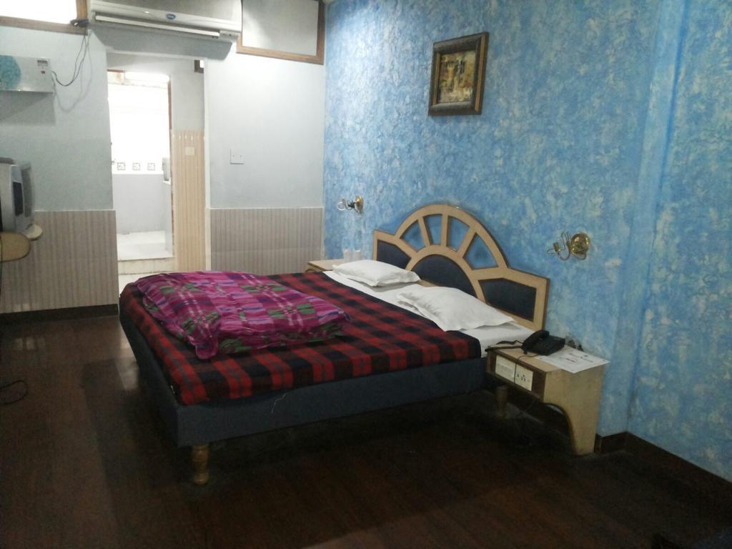 Hotel Saurab Dehradun Buitenkant foto