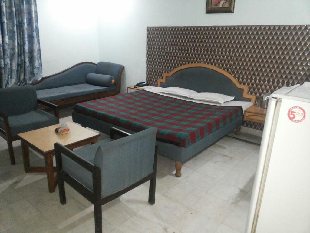 Hotel Saurab Dehradun Buitenkant foto
